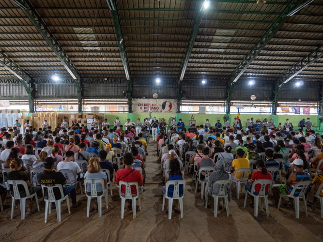 Volunteers lead the fire victims in Tzu Chi Prayer to comfort their spirits. 【Photo by Jeaneal Dando】