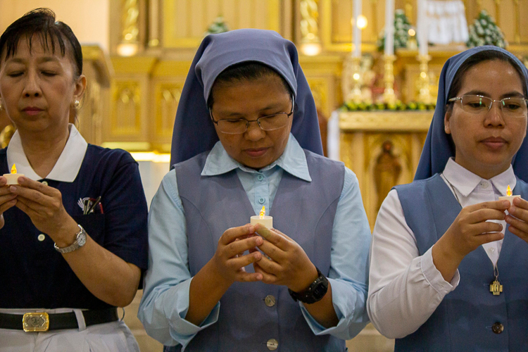 The program culminates on a hopeful note as the congregation raises their candles in a solemn prayer. 【Photo by Marella Saldonido】