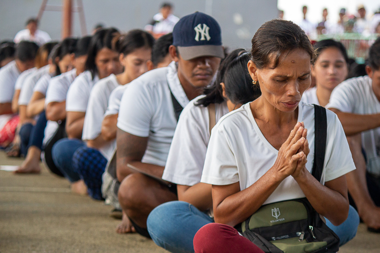 Residents of Brgy. Polangi unite in prayer, led by Tzu Chi volunteers. 【Photo by Matt Serrano】