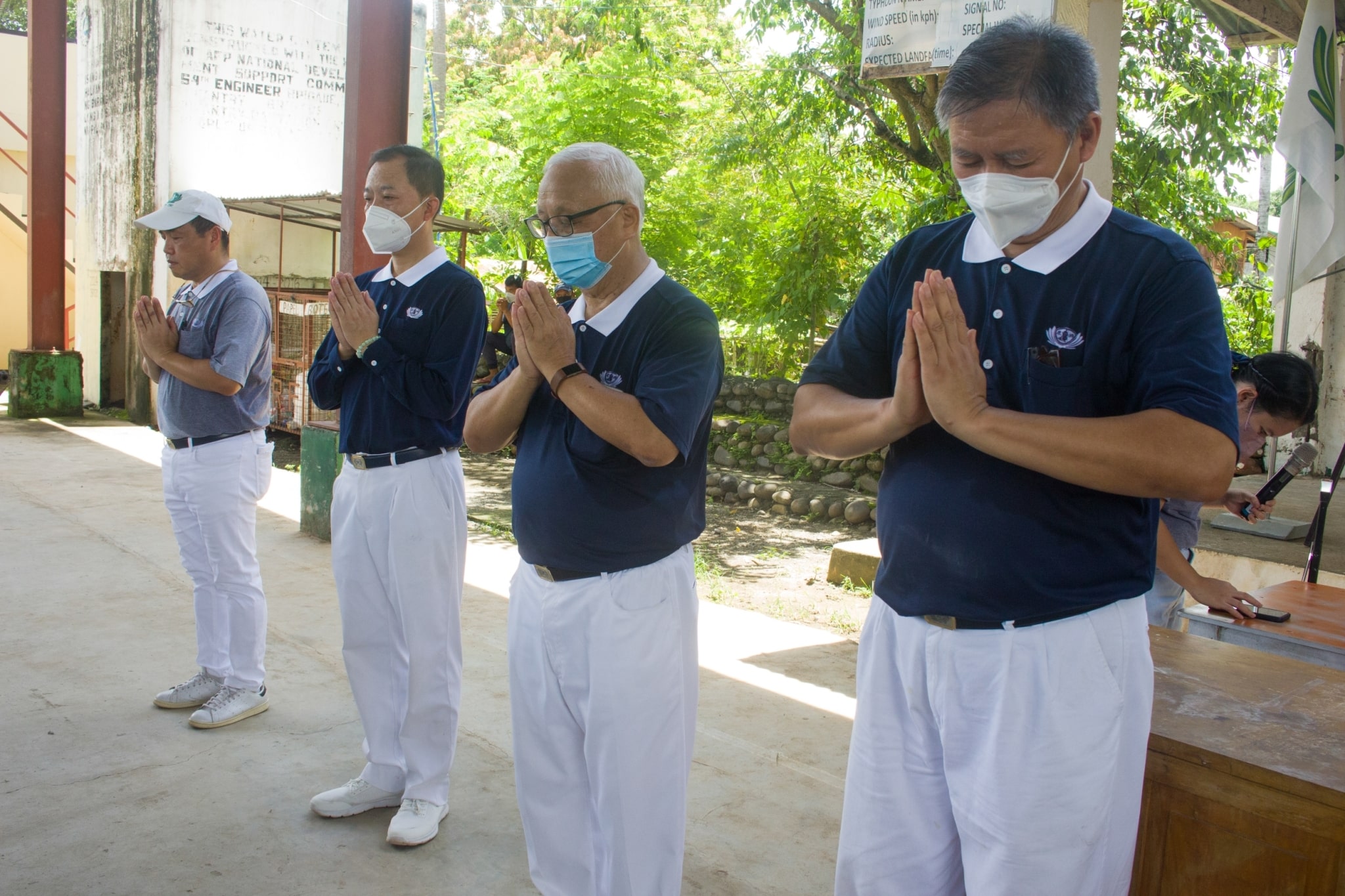 Tzu Chi volunteers and beneficiaries join for a prayer.【Photo by Matt Serrano】