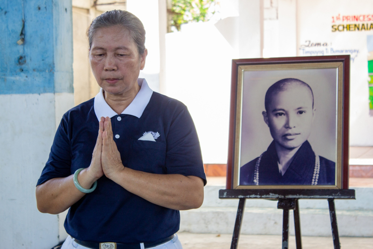 Volunteers lead beneficiaries in a solemn prayer. 【Photo by Marella Saldonido】