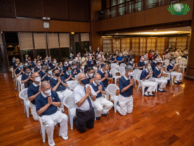 The tea gathering ends with a prayer to the Buddha. 【Photo by Kendrick Yacuan】