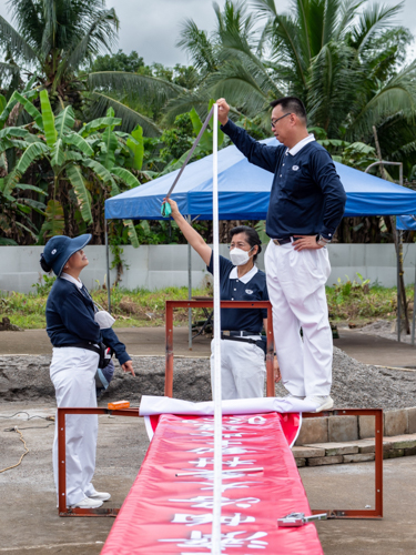 Tzu Chi volunteers work together for two days to build the groundbreaking site prior to the ceremony. 【Photo by Daniel Lazar】