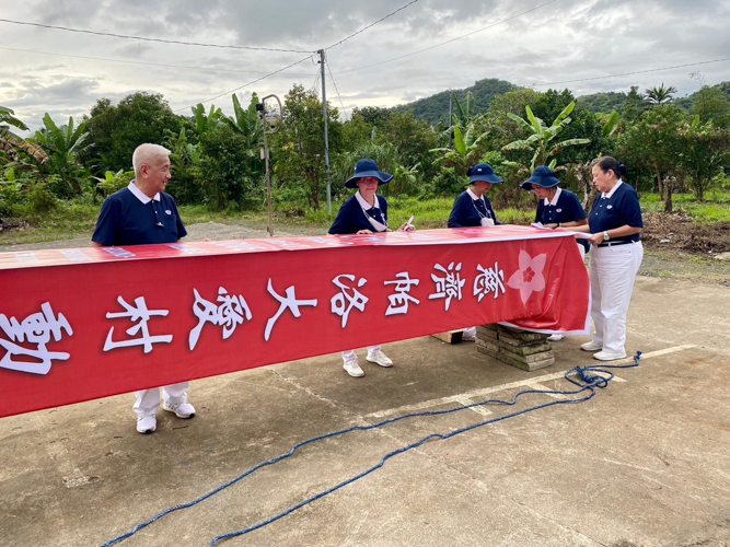 Tzu Chi volunteers work together for two days to build the groundbreaking site prior to the ceremony. 【Photo by Matt Serrano】