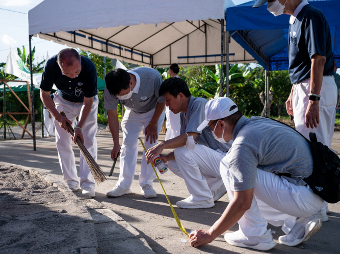 Tzu Chi volunteers work together for two days to build the groundbreaking site prior to the ceremony. 【Photo by Daniel Lazar】