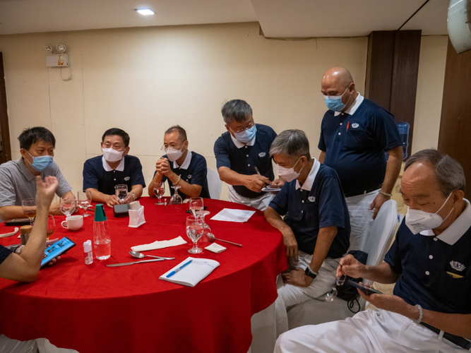 Manila volunteers prepare for the panel interview of student applicants. 【Photo by Jeaneal Dando】