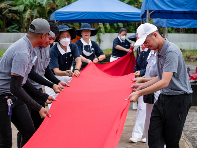 Tzu Chi volunteers work together for two days to build the groundbreaking site prior to the ceremony. 【Photo by Daniel Lazar】