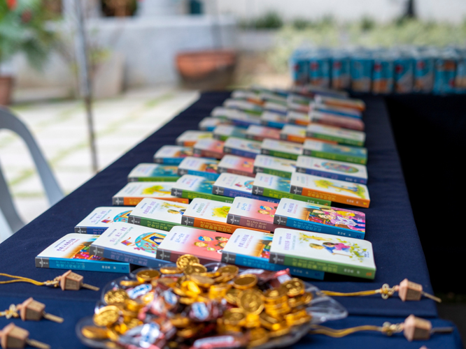 Children’s books and lucky charms are among the prizes awarded to those who successfully solved riddles posted on tents. 【Photo by Harold Alzaga】