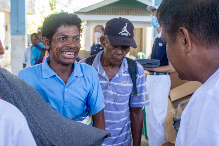 Randy Tiene, chieftain of Sito Pureg, Brgy. Callungan in Sanchez Mira is ecstatic to receive construction and farming tools from Tzu Chi. “We will use all these tools to repair our homes and for our farming. Thank you, Tzu Chi for helping us. We love you all.” 【Photo by Marella Saldonido】