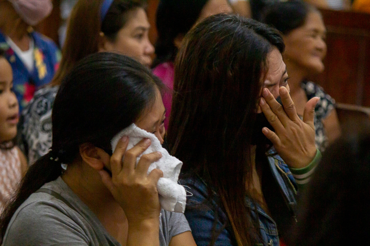 Hearts are stirred as the congregation is deeply moved by a touching video tribute, recounting Tzu Chi’s response of relief and compassion in the aftermath of Super Typhoon Yolanda. 【Photo by Marella Saldonido】