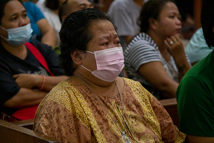 Hearts are stirred as the congregation is deeply moved by a touching video tribute, recounting Tzu Chi’s response of relief and compassion in the aftermath of Super Typhoon Yolanda. 【Photo by Marella Saldonido】