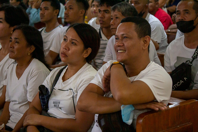 Hearts are stirred as the congregation is deeply moved by a touching video tribute, recounting Tzu Chi’s response of relief and compassion in the aftermath of Super Typhoon Yolanda. 【Photo by Marella Saldonido】