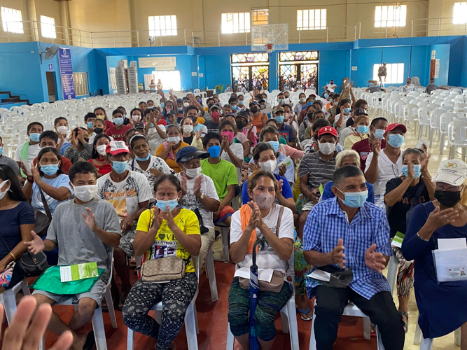 Beneficiaries are ecstatic and emotional upon learning of the Php 20,000 to Php 30,000 cash assistance to be given to them by Tzu Chi. 【Photo by Matt Serrano】