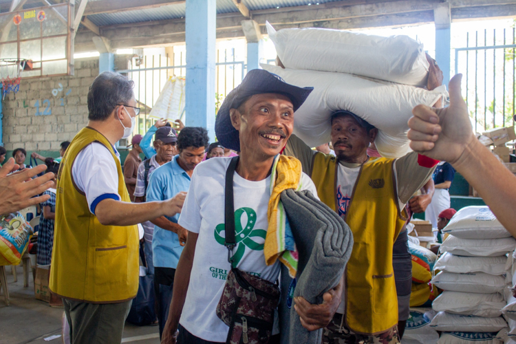 A beneficiary is all smiles as he receives relief items from Tzu Chi volunteers. 【Photo by Marella Saldonido】