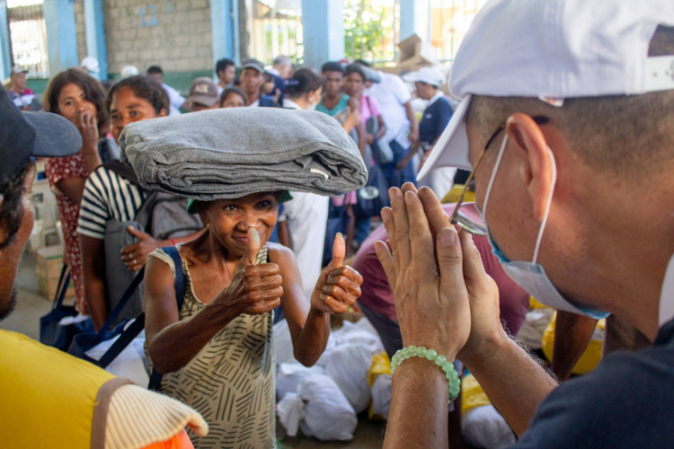 A beneficiary gives a thumbs-up gesture of gratitude to a Tzu Chi volunteer. 【Photo by Marella Saldonido】