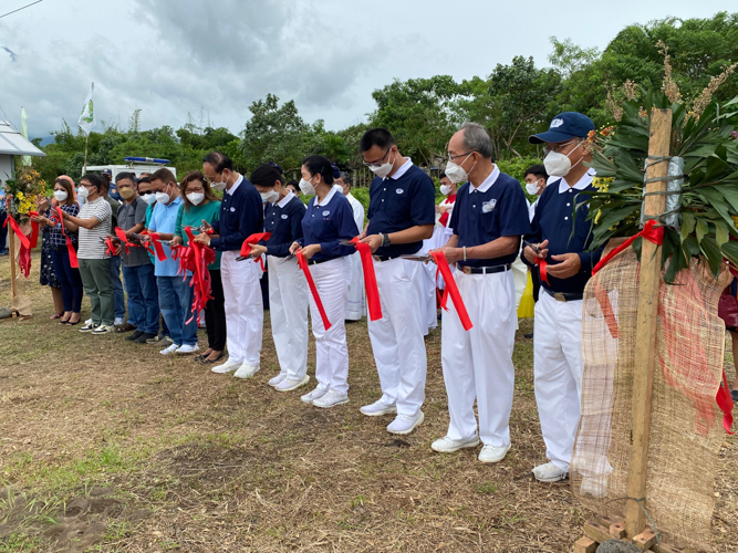 Tabaco City officials and Tzu Chi volunteers lead the ribbon cutting ceremony. 【Photo by Harold Alzaga】