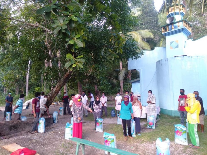 Tzu Chi volunteers reach Laggun Island, two-hour boat ride away from Zamboanga City to give rice to underserved Muslim communities. 【Photo by Tzu Chi Zamboanga】