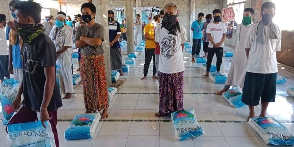 In a gesture of gratitude, the Muslim community in Lugus Island offers their mosque, still under construction, to be Tzu Chi’s site for the rice distribution. 【Photo by Tzu Chi Zamboanga】