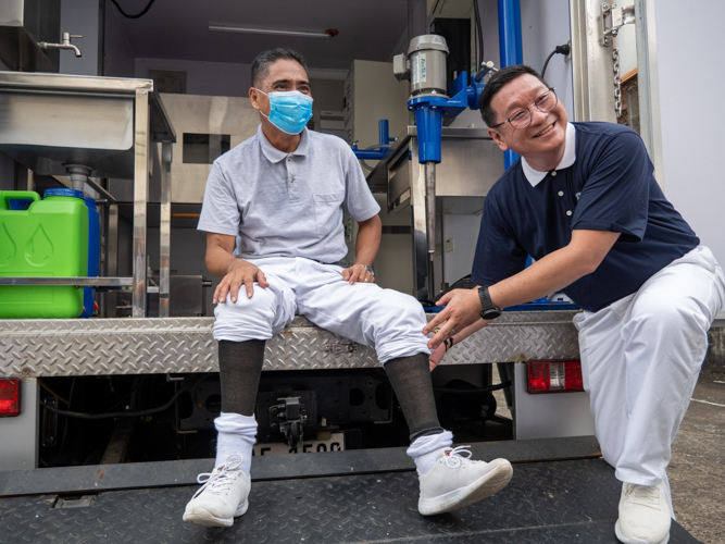 Tzu Chi Zamboanga head Dr. Anton Mari Lim (right) with Jose Waldemar Rico (left), a former recipient of Jaipur prosthetic legs and now a Tzu Chi volunteer who makes artificial legs for indigent patients. 【Photo by Harold Alzaga】
