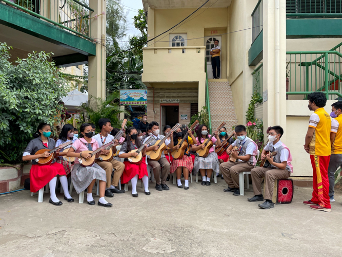 Babag National High School’s Rondalla band welcomes Tzu Chi volunteers. 【Photo by Jeaneal Dando】