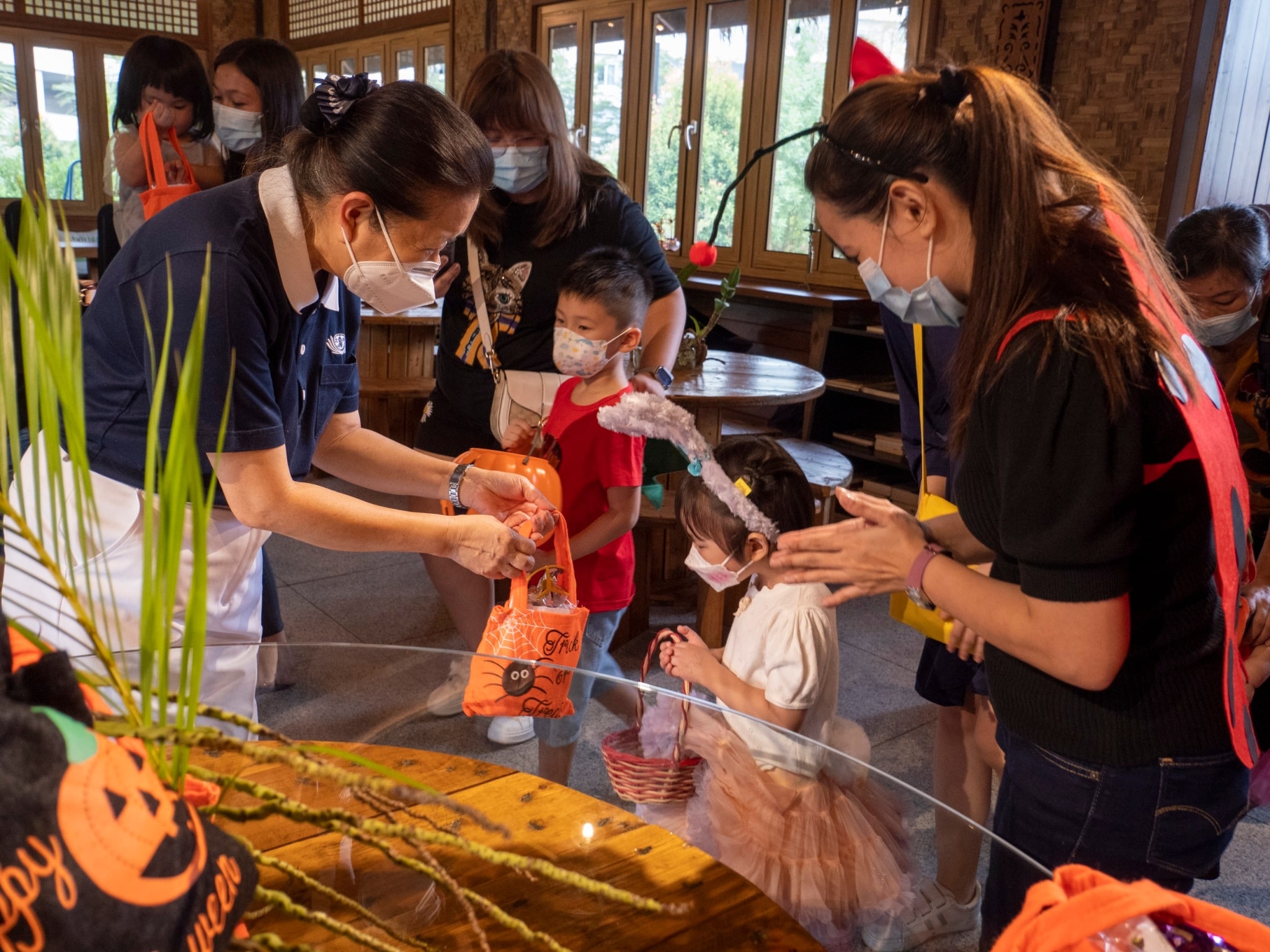 Student bows and say thanks as she receives a treat from Tzu Chi volunteer Sally Yuñez. 【Photo by Matt Serrano】