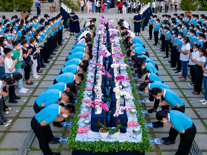 Tzu Chi scholars bow before crystal Buddhas as they participate in the Buddha Bathing Ceremony. 【Photo by Daniel Lazar】