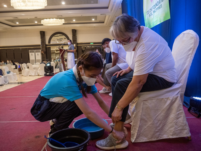 Scholars conduct the symbolic foot bathing ceremony as a way to show respect and gratitude for the sacrifices and love of their parents. 【Photo by Jeaneal Dando】