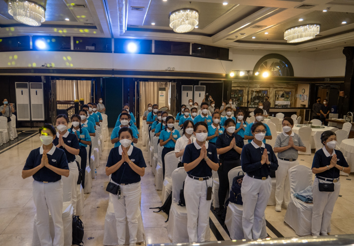 Volunteers and scholars pay respect to the Buddha. 【Photo by Jeaneal Dando】