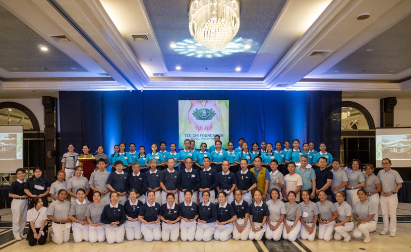 Tzu Chi volunteers with Tzu Chi scholars【Photo by Jeaneal Dando】