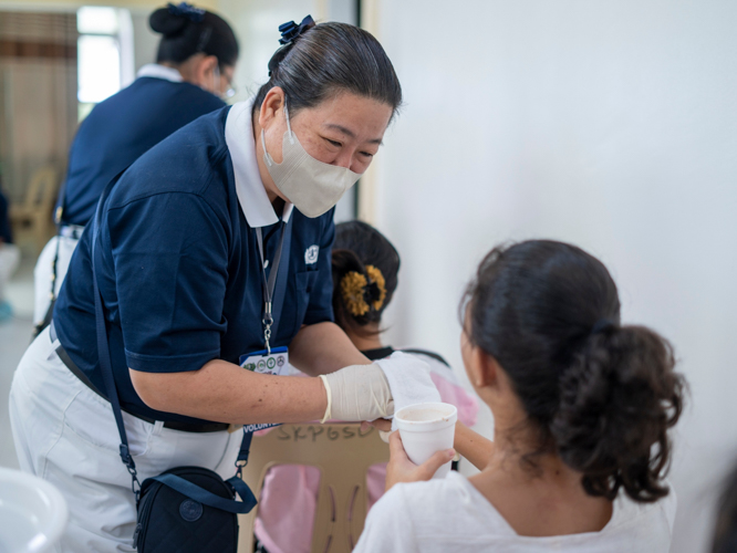 At the send-off program, patients are served breakfast and receive gifts and recovery advice from doctors. 【Photo by Harold Alzaga】