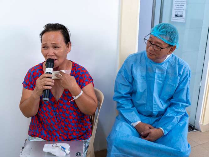 A patient gets emotional as she thanks Tzu Chi volunteers and doctors at the Sultan Kudarat Medical Mission. 【Photo by Harold Alzaga】