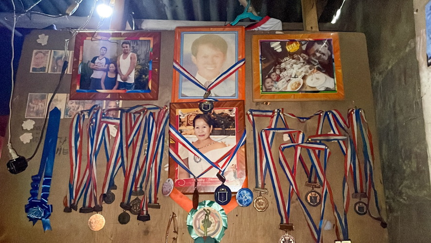 Despite financial hardships, Shyrwin consistently gets good grades and honors in school. 【Photo by Jeaneal Dando】