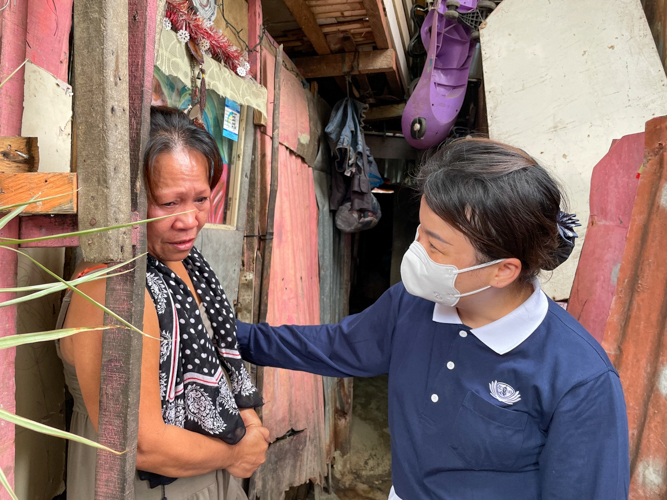 Tzu Chi volunteer consoles Shyrwin’s mother who gets emotional as she tells her family’s economic struggles. 【Photo by Jeaneal Dando】