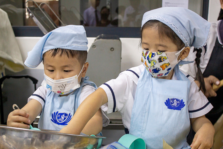 Students enthusiastically participate in crafting delightful treats during the bake sale.【Photo by Matt Serrano】