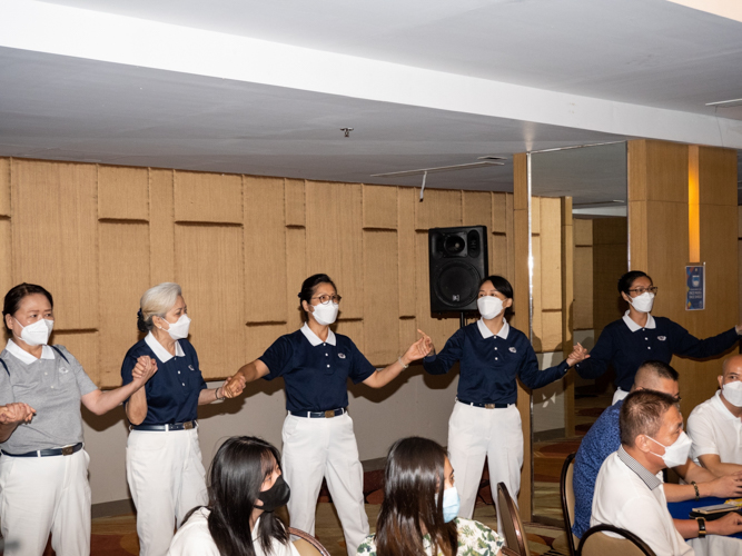 Tzu Chi volunteers culminate the event on a high note with the singing of the One Family song. 【Photo by Harold Alzaga】