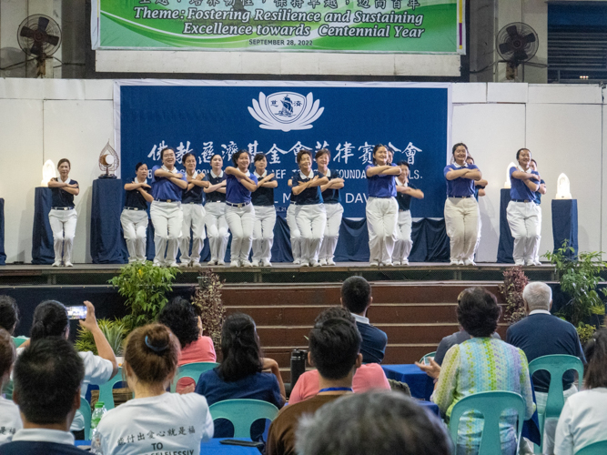 Tzu Chi volunteers showcase a sign language performance of the song “Where the Sun Lingers with Love”. 【Photo by Matt Serrano】