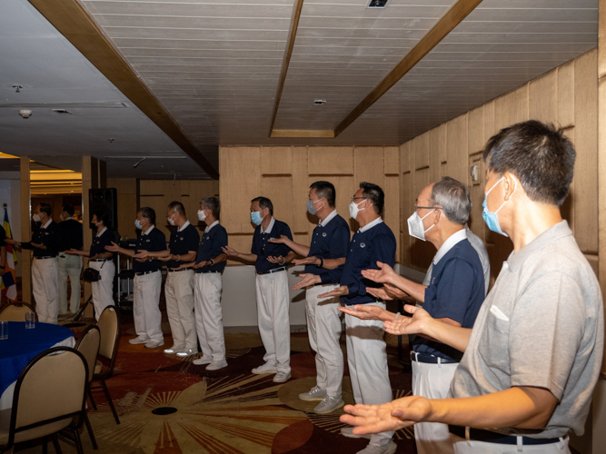 Tzu Chi volunteers culminate the event on a high note with the singing of the One Family song. 【Photo by Harold Alzaga】