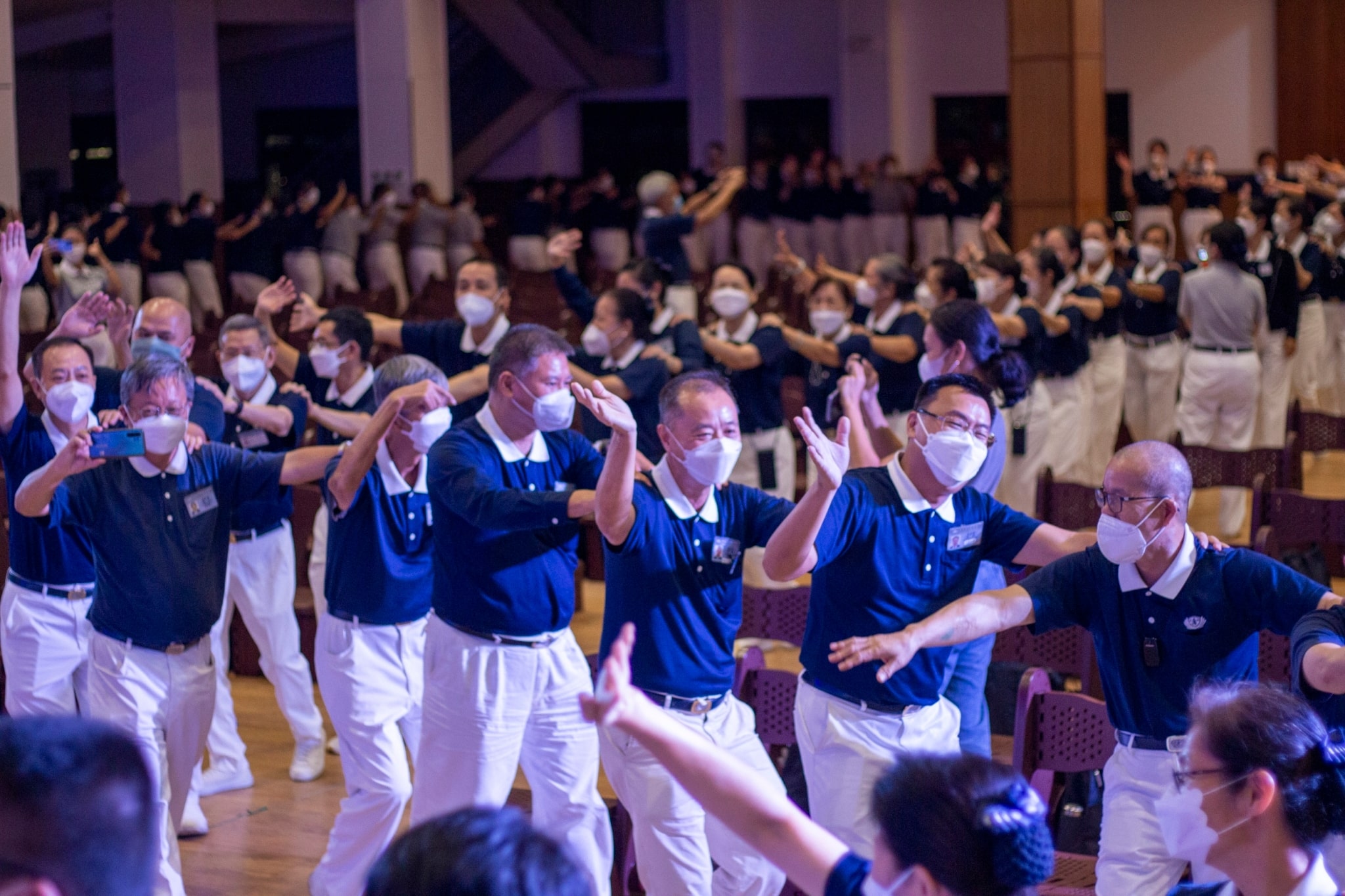 Volunteers sing and dance in a lively sign language number to culminate the event.【Photo by Matt Serrano】