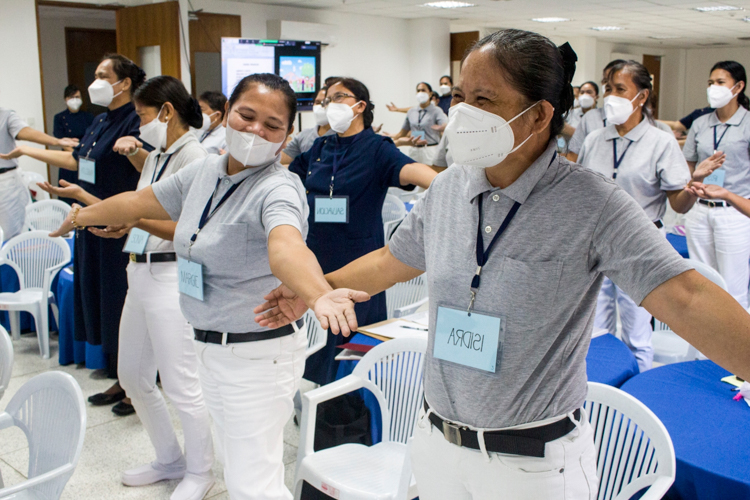 Filipino volunteers practice sign language as part of their training session. 【Photo by Matt Serrano】