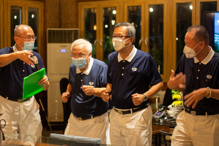 Tzu Chi volunteers perform a sign language number in the acquaintance game. 【Photo by Harold Alzaga】