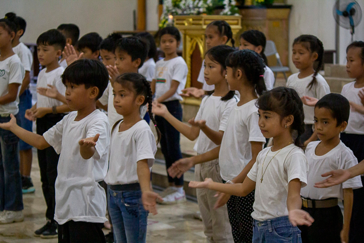 Children from Tzu Chi Palo Great Love Village delights the congregation with sign language performance during the Mass. 【Photo by Marella Saldonido】