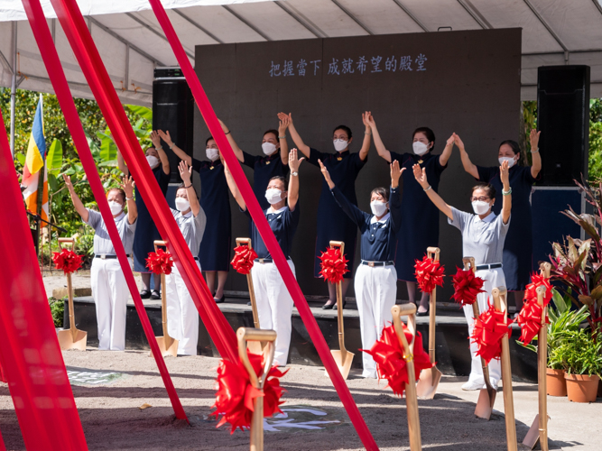 Tzu Chi volunteers lead a sign language number. 【Photo by Daniel Lazar】