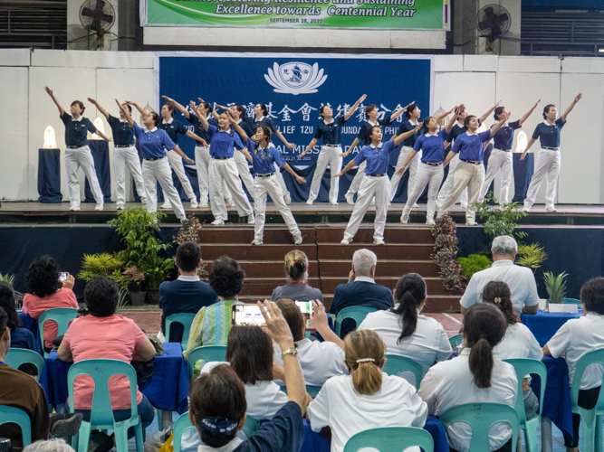 Tzu Chi volunteers showcase a sign language performance of the song “Where the Sun Lingers with Love”. 【Photo by Matt Serrano】