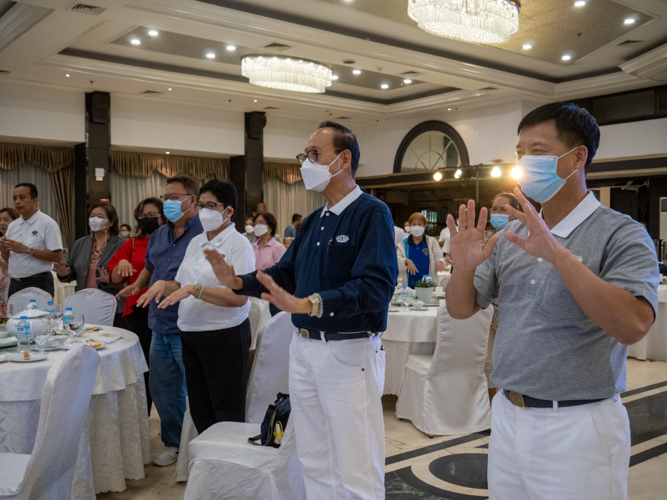 Volunteers and guests sing the ‘One Family’ sign language song. 【Photo by Jeaneal Dando】
