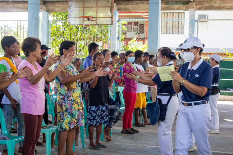 Tzu Chi volunteers lead beneficiaries in a sign language song. 【Photo by Marella Saldonido】