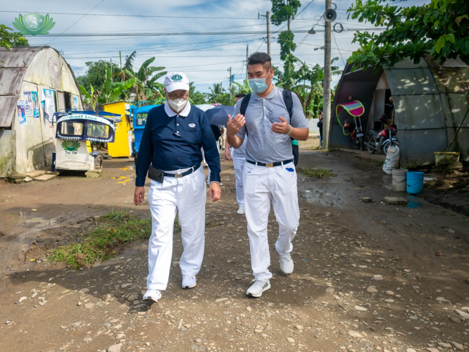 Tzu Chi volunteers from Manila, led by CEO Henry Yuñez flew to Palo, Leyte for a site survey on April 28 in line with the upcoming permanent housing project in Palo Great Love Village. 【Photo by Daniel Lazar】