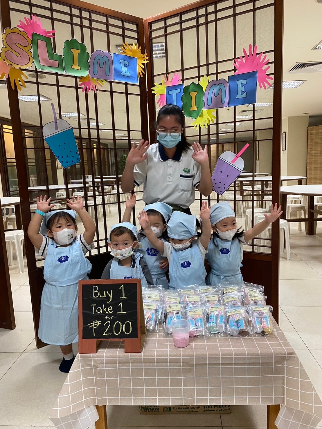 Students are hyped up to sell slimes at a promo price.【Photo by Matt Serrano】