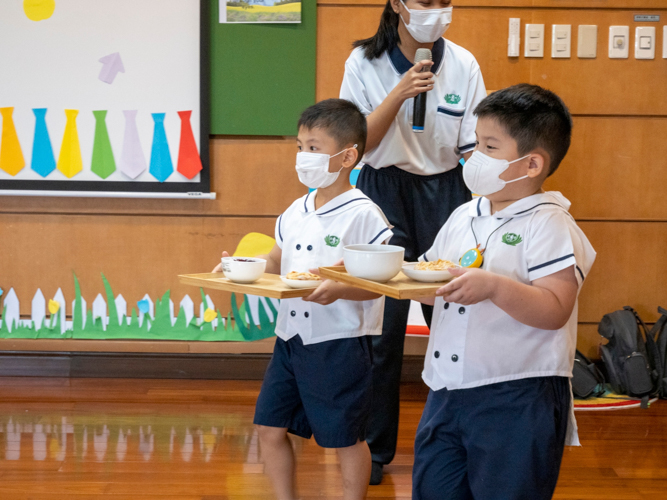 Students serve snacks to their parents on break time. 【Photo by Harold Alzaga】