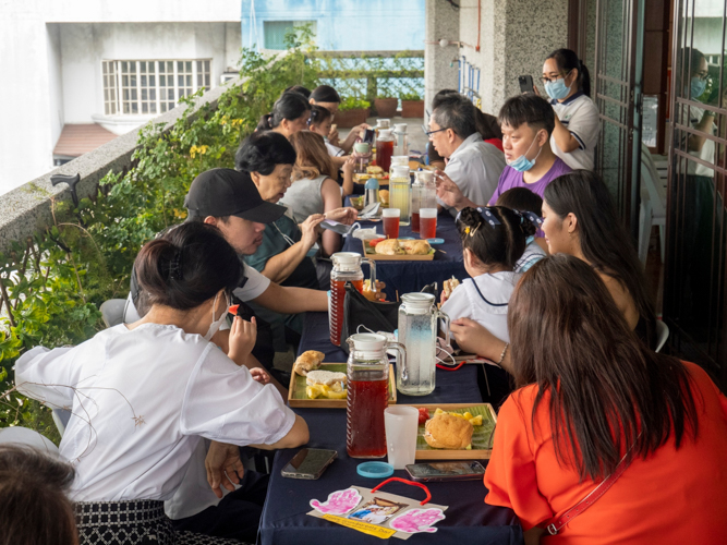 Students and their families share quality time together during break time. 【Photo by Matt Serrano】