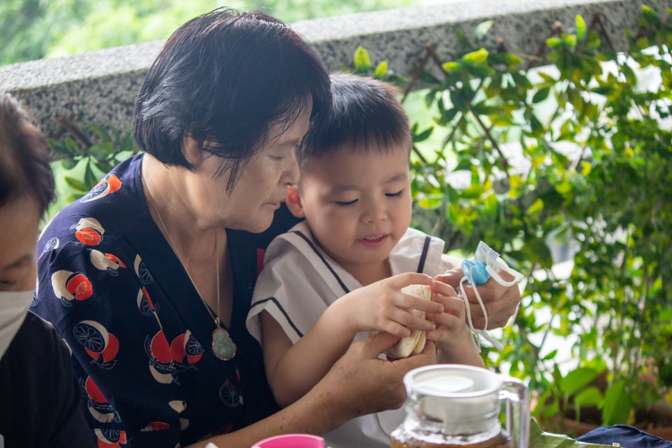 A grandmother shares a meal with her grandson during break time. 【Photo by Marella Saldonido】